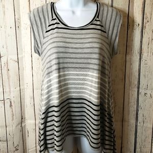 🌺 4/$20 Shark bite hem tunic size medium